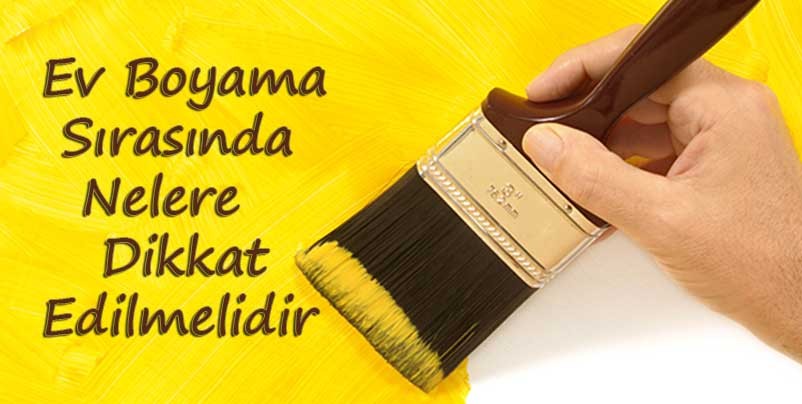Duvar çatlaklarını spatula ve alçı macun kullanarak onaran bir boya ustasının elleri."