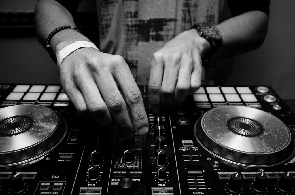 DJ Eğitimi Ne Kadar Sürer ve Hangi Konuları Kapsar?