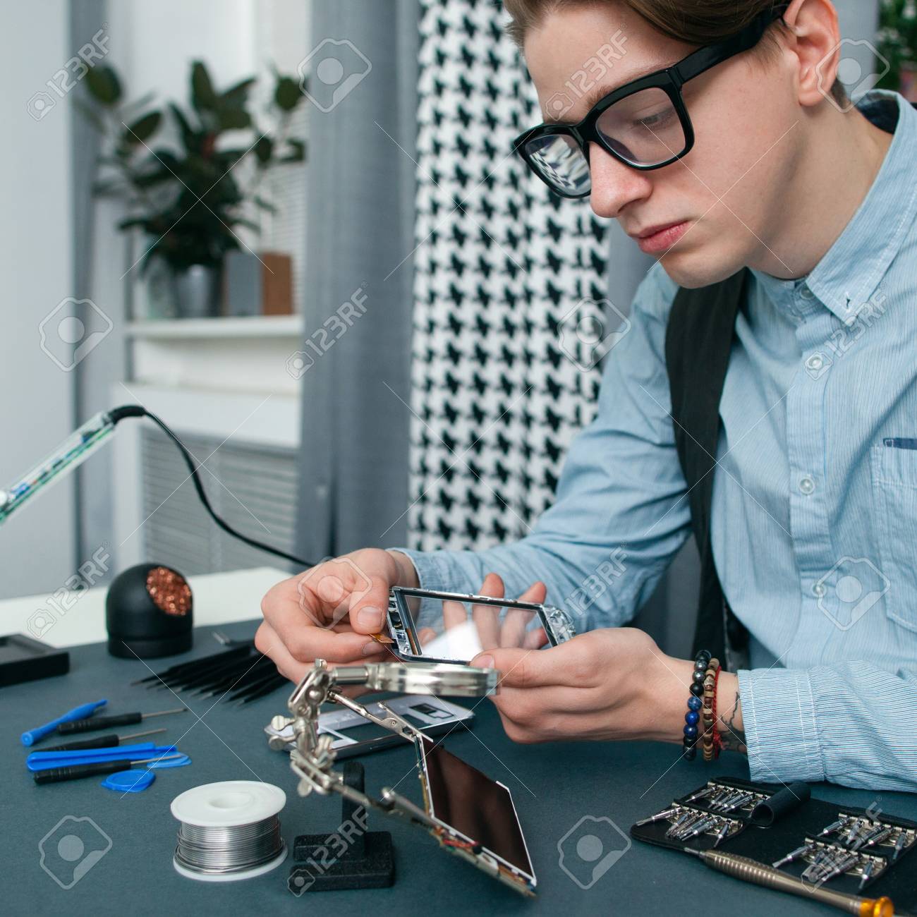 Uşak telefon tamiri, telefon servisi, telefon ustası, akıllı telefon onarım, telefon ekran değişi