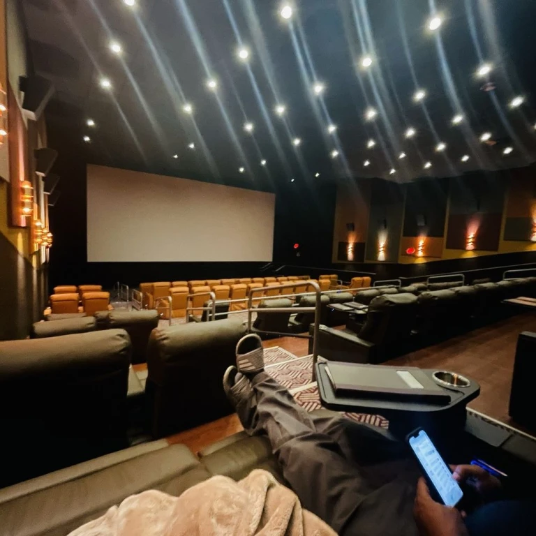 sinemalar, konforlu sinema deneyimi, kaliteli film izleme, modern sinema salonları, sinema konfor