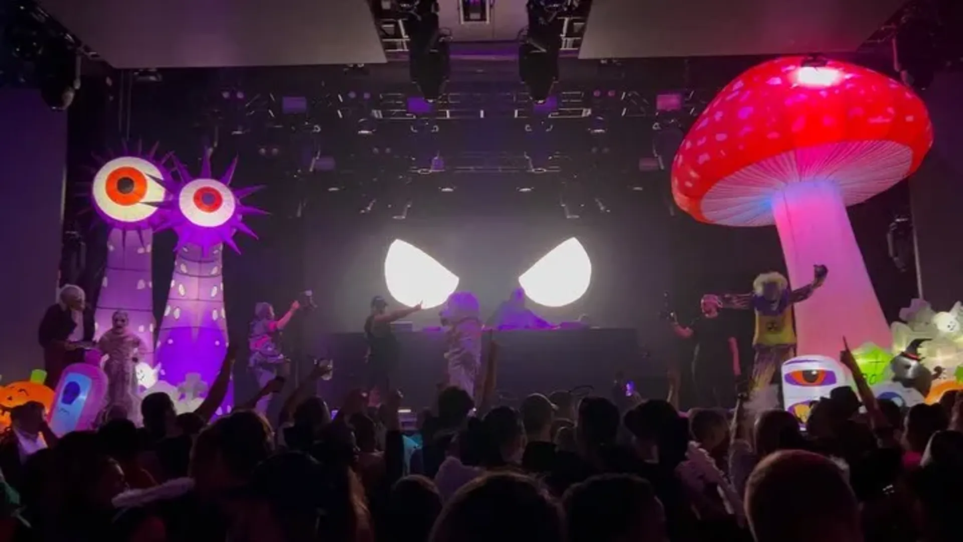 DJ, gece kulübü DJ, canlı müzik, DJ setleri, gece eğlencesi, DJ performansı, gece hayatı,dj,dj,ta DJ, gece kulübü DJ, canlı müzik, DJ setleri, gece eğlencesi, DJ performansı, gece hayatı,dj,dj,ta