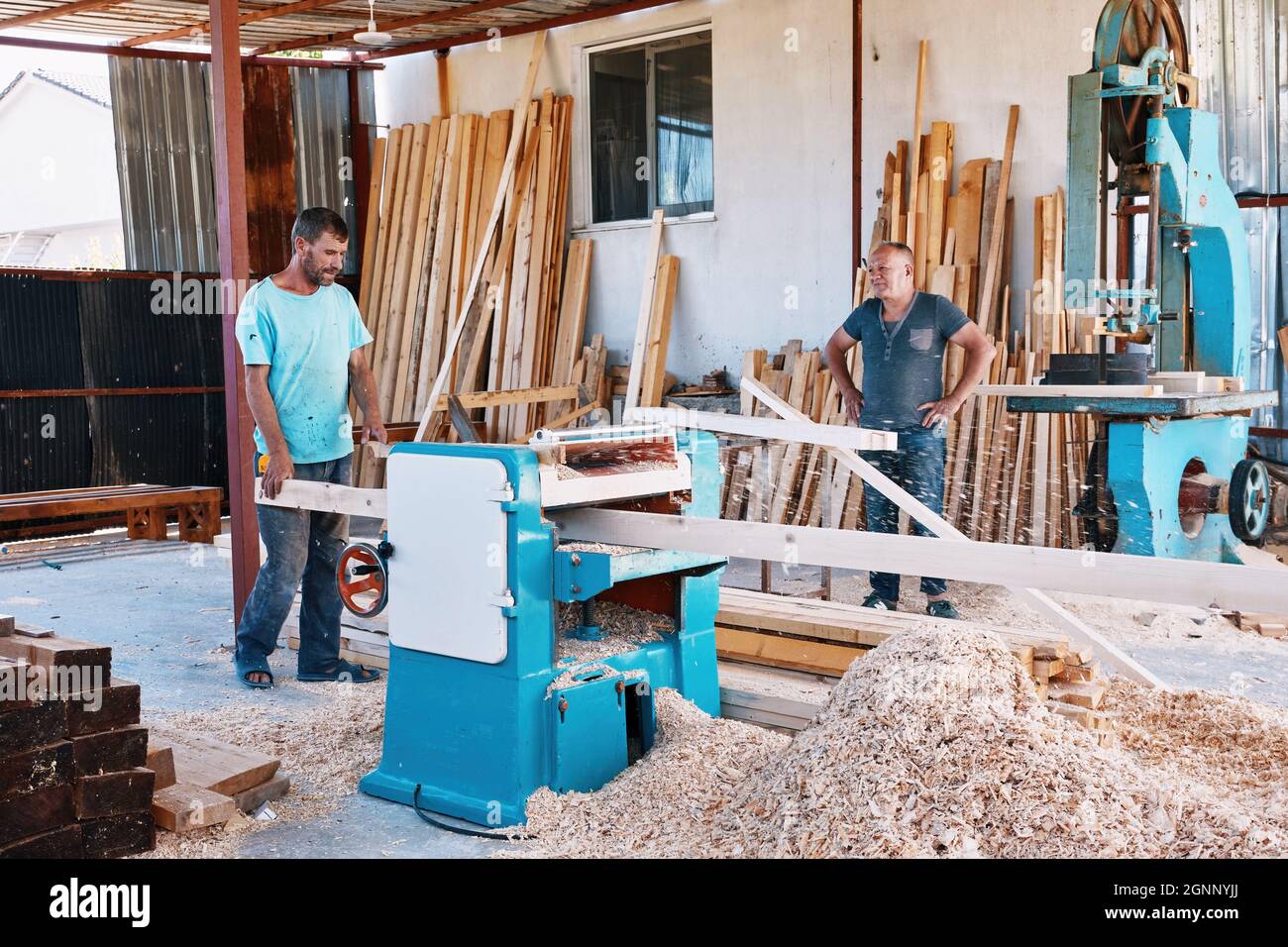 İzmir marangoz, mobilya uzmanı, ahşap işçiliği, özel mobilya tasarımı, kaliteli marangozluk hizme