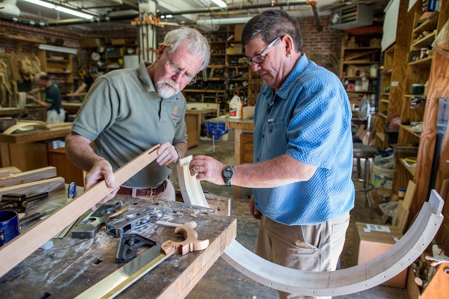 Manisa marangoz, mobilya yapımı, ahşap tasarım, özelleştirilmiş mobilya, marangoz ustası,marangoz