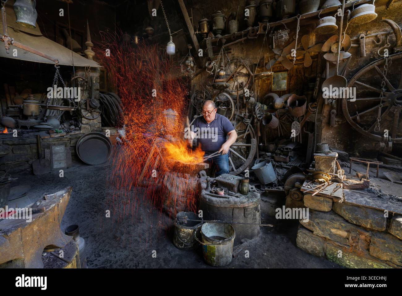 Mardin mobilya, özel tasarım mobilya, marangoz atölyesi, el işi mobilya, kaliteli mobilya üretimi