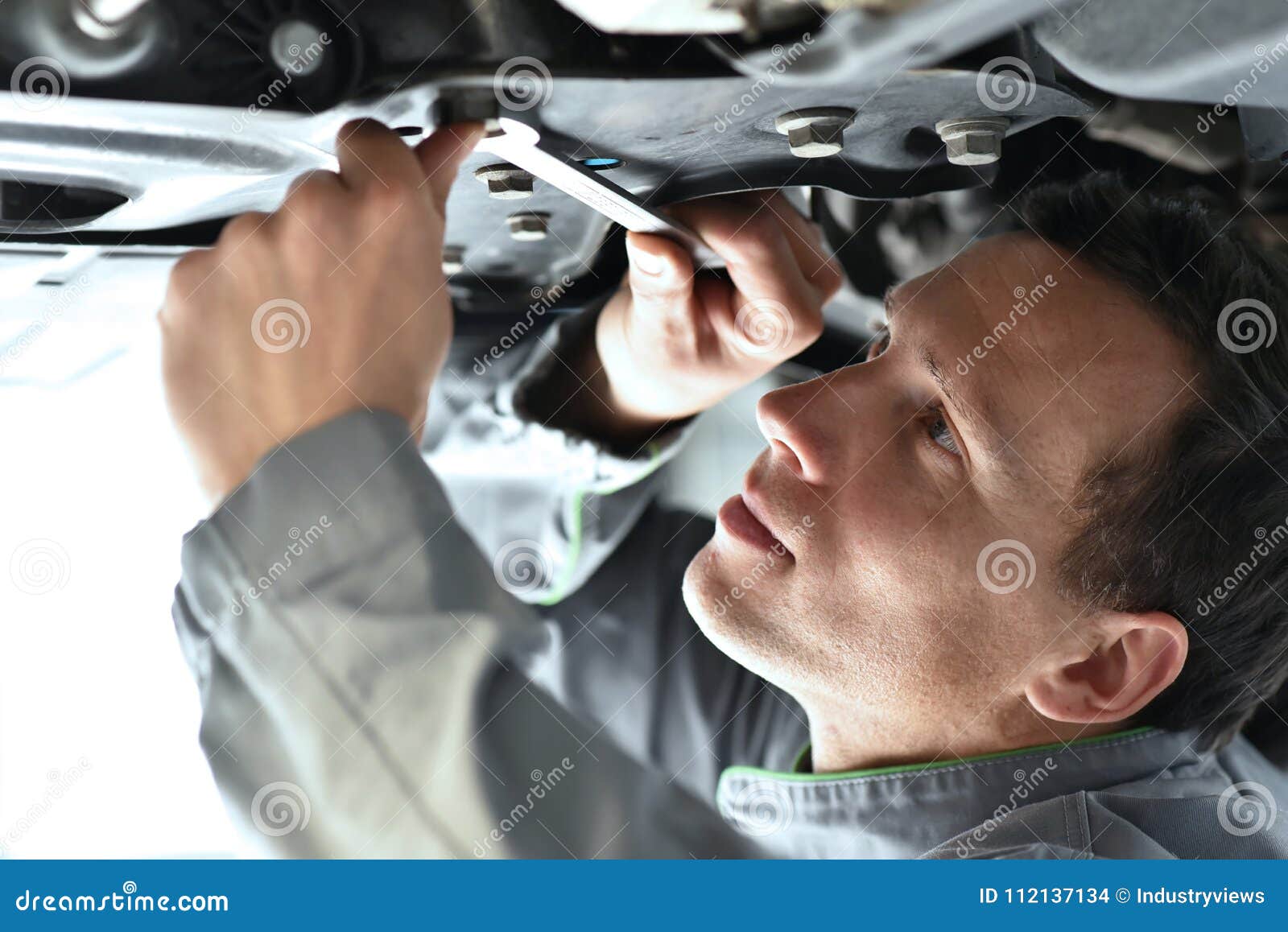 Van oto radyatör onarımı, araç ısıtma sistemi, radyatör bakımı, otomobil soğutma, radyatör sızınt