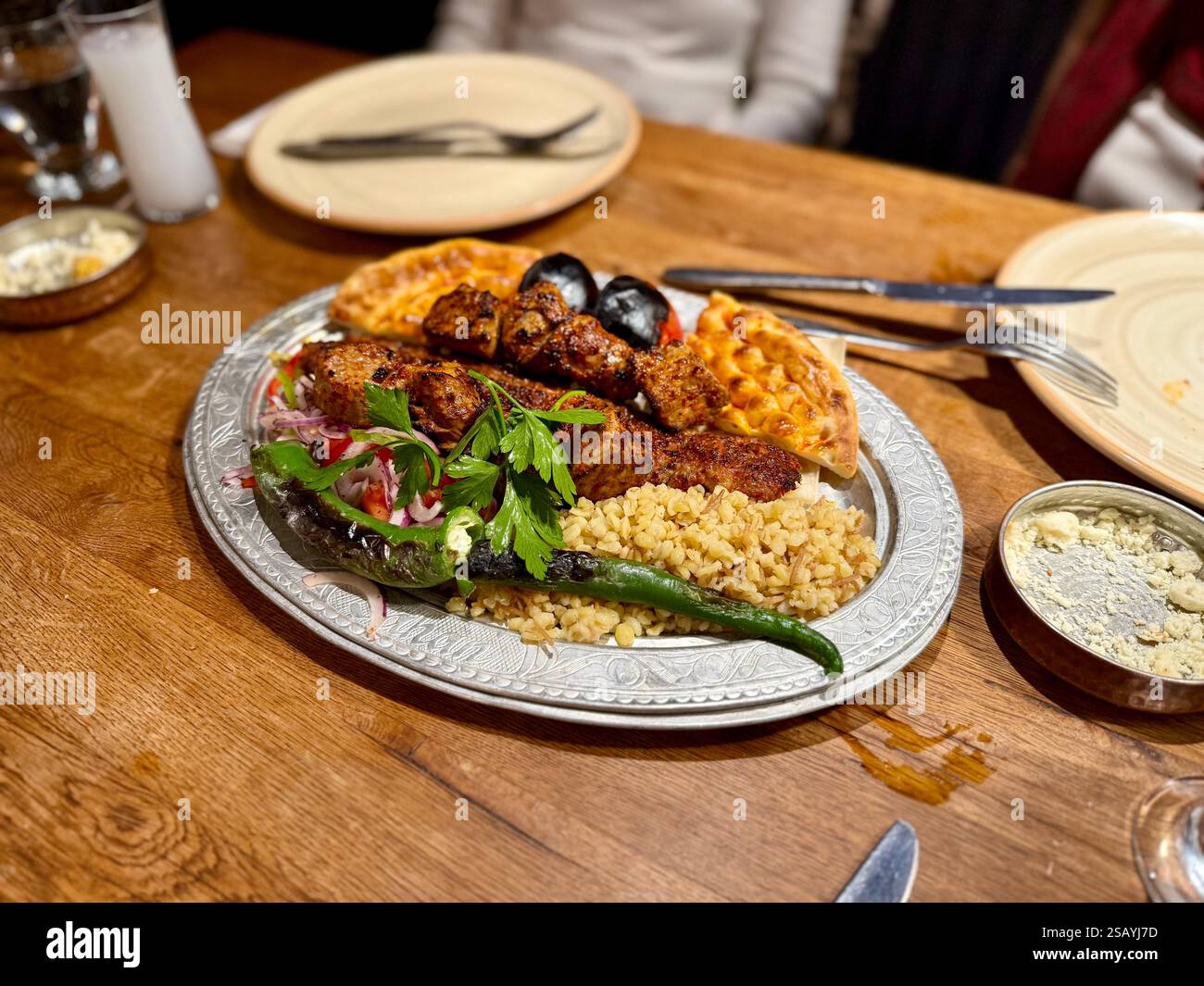 Mardin lokantaları, geleneksel yemekler, esnaf mutfağı, otantik lezzetler, bölgesel mezeler, Mard