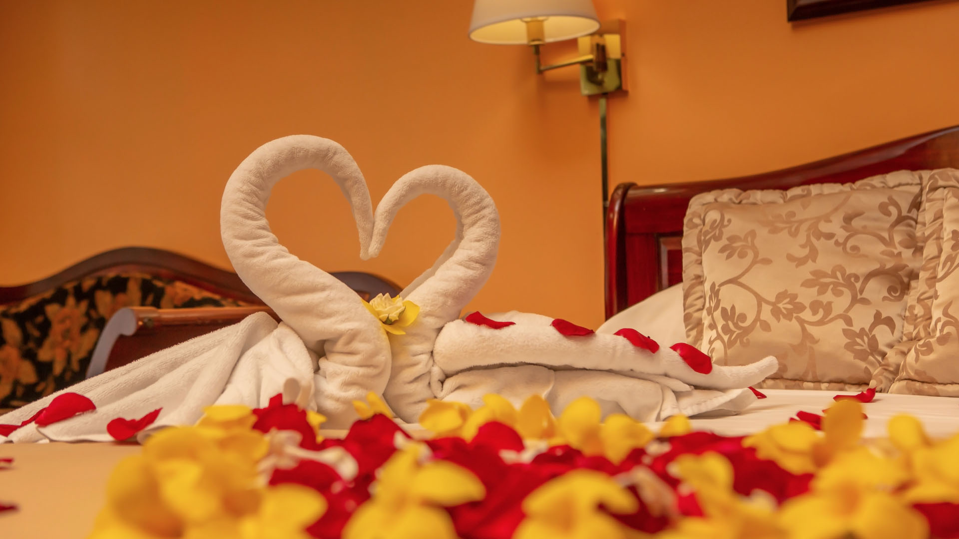 Isparta çiçekçi, çelenk siparişi, uygun çiçek fiyatları, çiçek ve çelenk teslimatı, özel tasarım