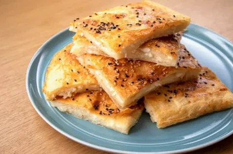 Hazır Yufkadan Peynirli Börek Tarifi: Pratik ve Lezzetli blog-image