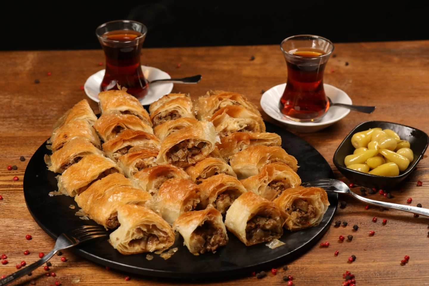 Kıymalı Kol Böreği Tarifi: Lezzetiyle Sofraların Gözdesi