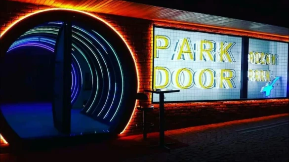 Club Park Door Club Park Door