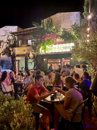 Raat. Mahalle Pub Raat. Mahalle Pub