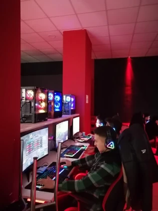 Red & Black İnternet Cafe Red & Black İnternet Cafe