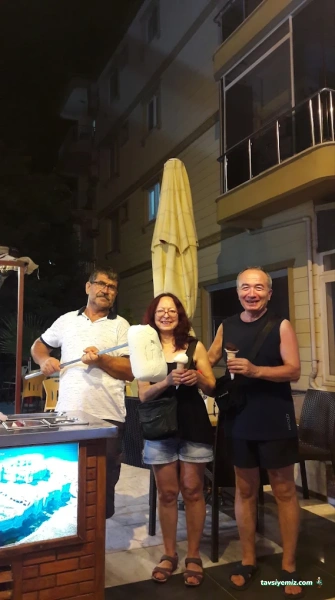 Bayram Ustanın Meşhur Dövme Dondurması Bayram Ustanın Meşhur Dövme Dondurması