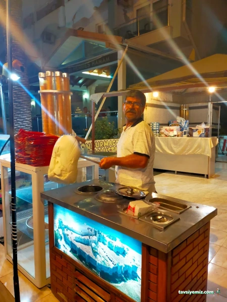 Bayram Ustanın Meşhur Dövme Dondurması Bayram Ustanın Meşhur Dövme Dondurması