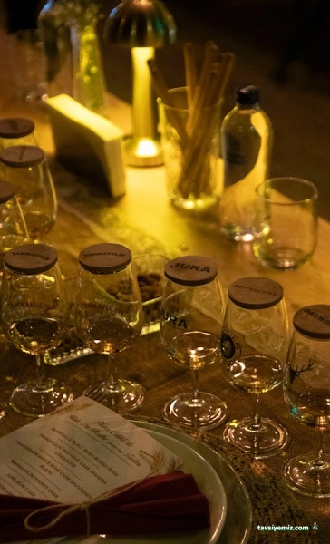 Gold & Black Cafe - Bistro - Pub