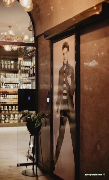 Gold & Black Cafe - Bistro - Pub